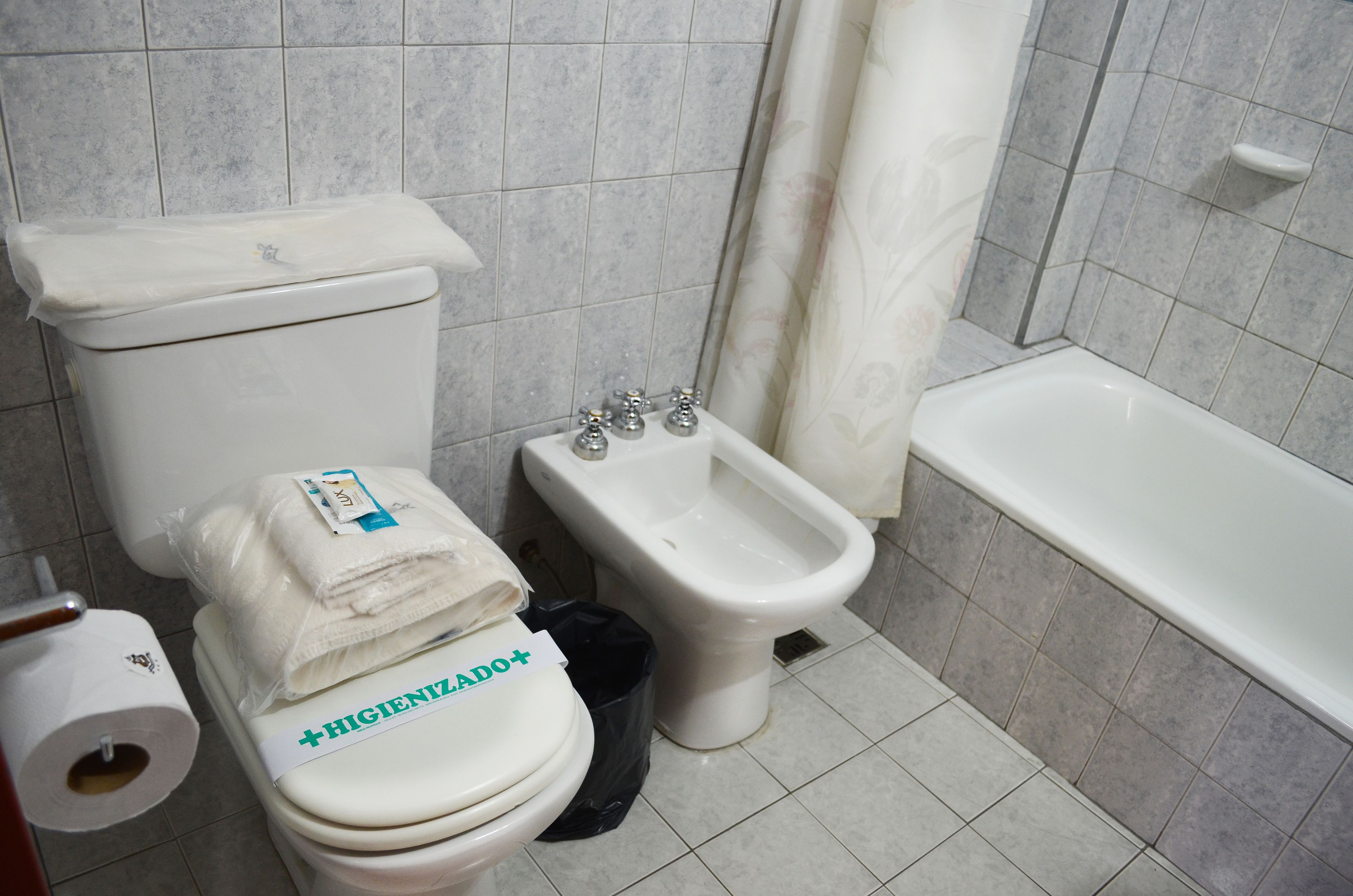 combined shower/bathtub, deep-soaking bathtub, free toiletries