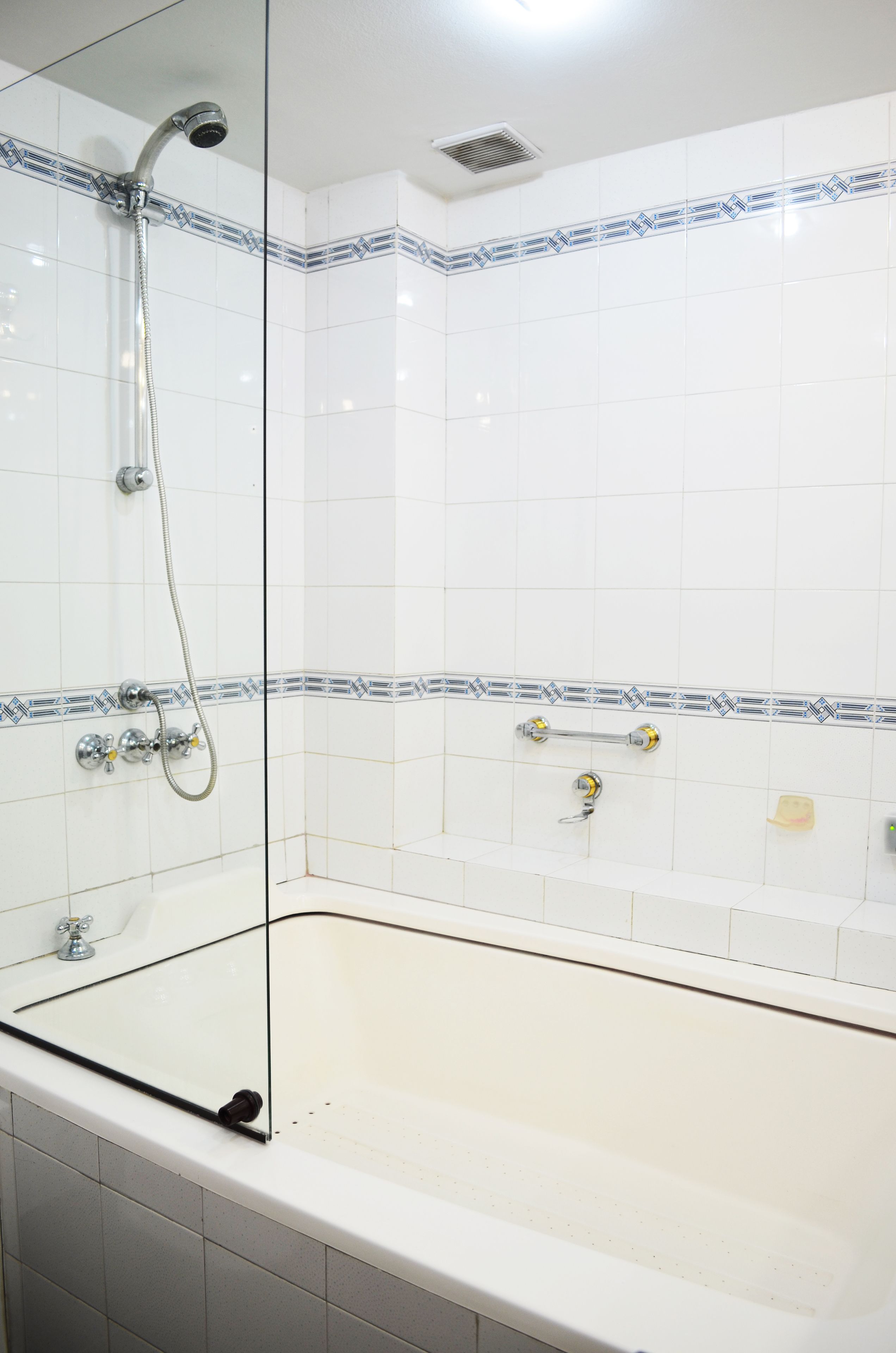 combined shower/bathtub, deep-soaking bathtub, free toiletries