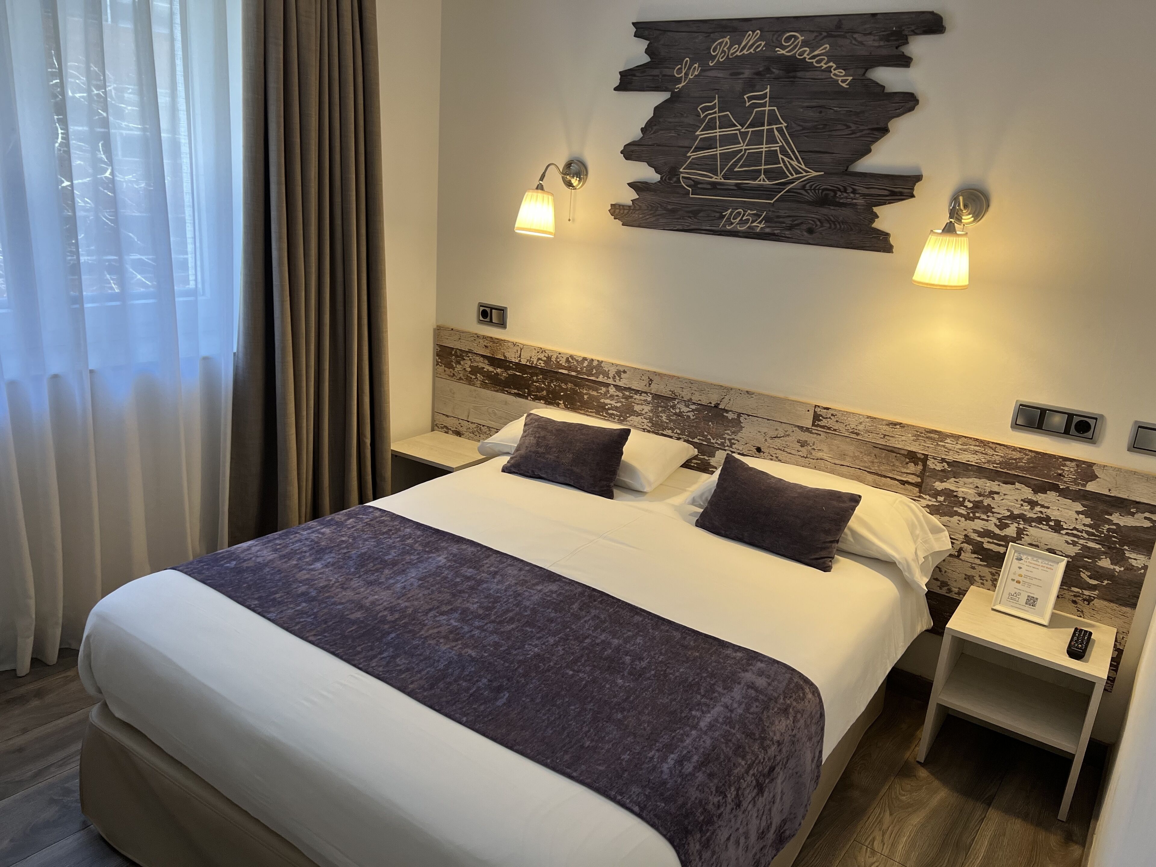 single room | minibar, in-room safe, desk, laptop workspace