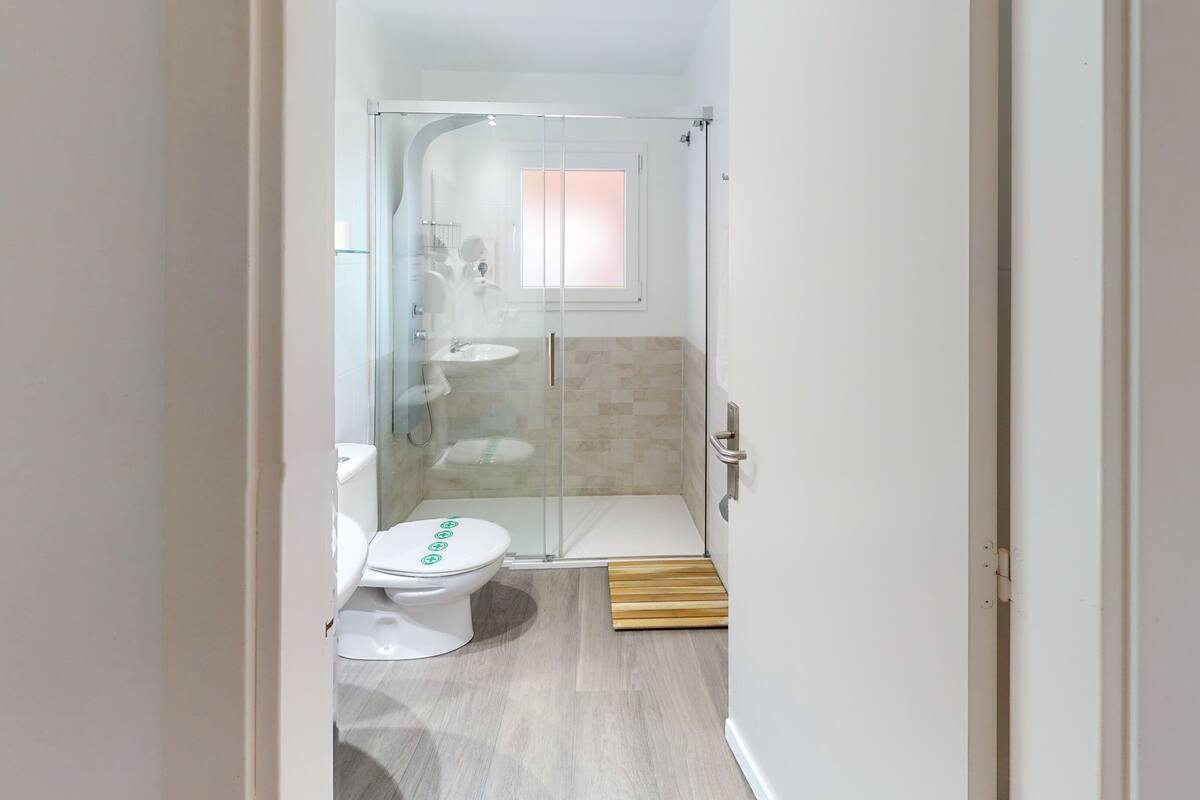 shower, hydromassage showerhead, hair dryer, towels