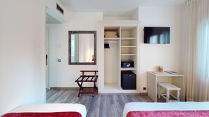Minibar, caja fuerte, escritorio y espacio para trabajar con un portátil