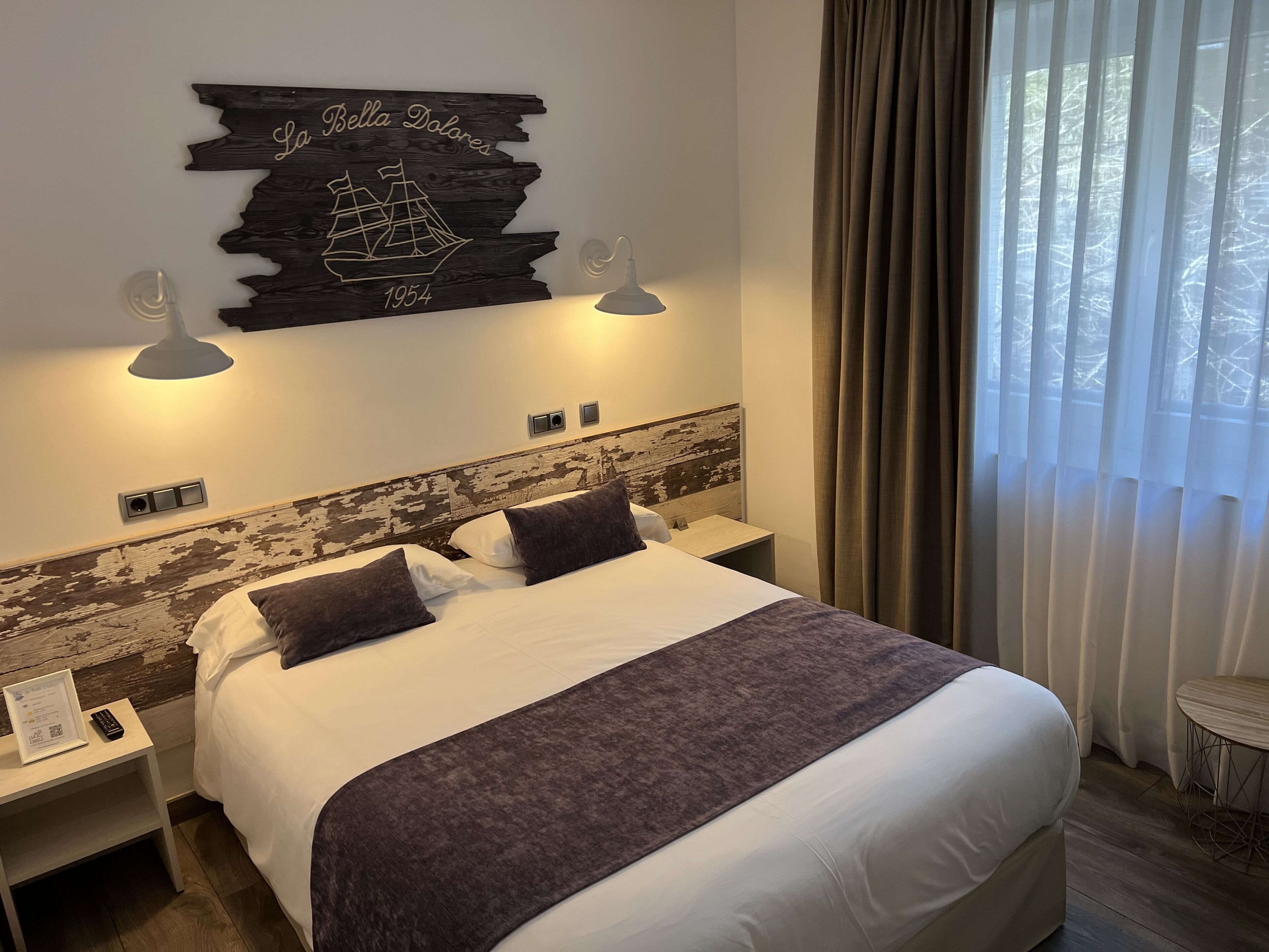 single room | minibar, in-room safe, desk, laptop workspace