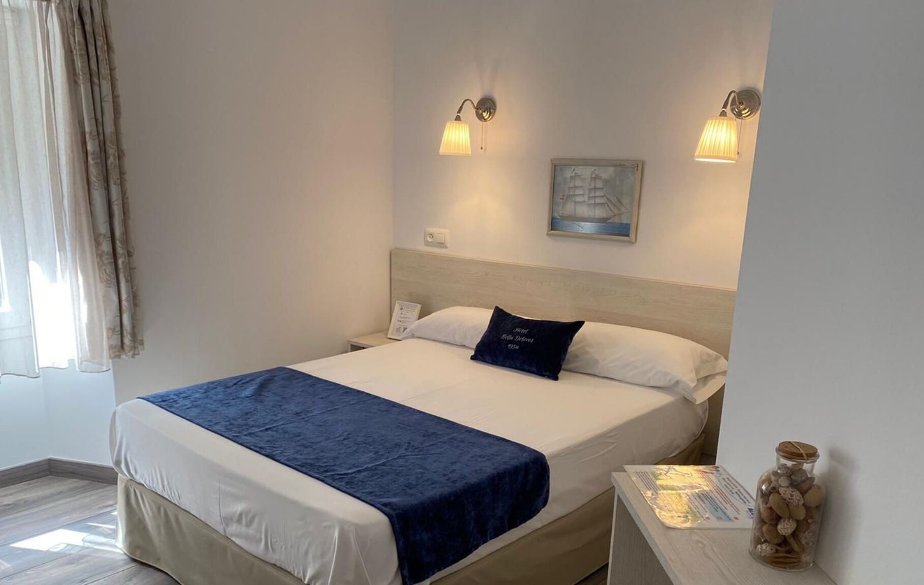 single room | minibar, in-room safe, desk, laptop workspace