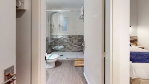 Ducha, cabezal de ducha con hidromasaje, secador de pelo, toallas