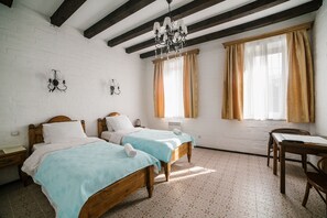 Apartemen Basic, 2 Tempat Tidur Twin | Seprai katun Mesir dan didekorasi berbeda-beda