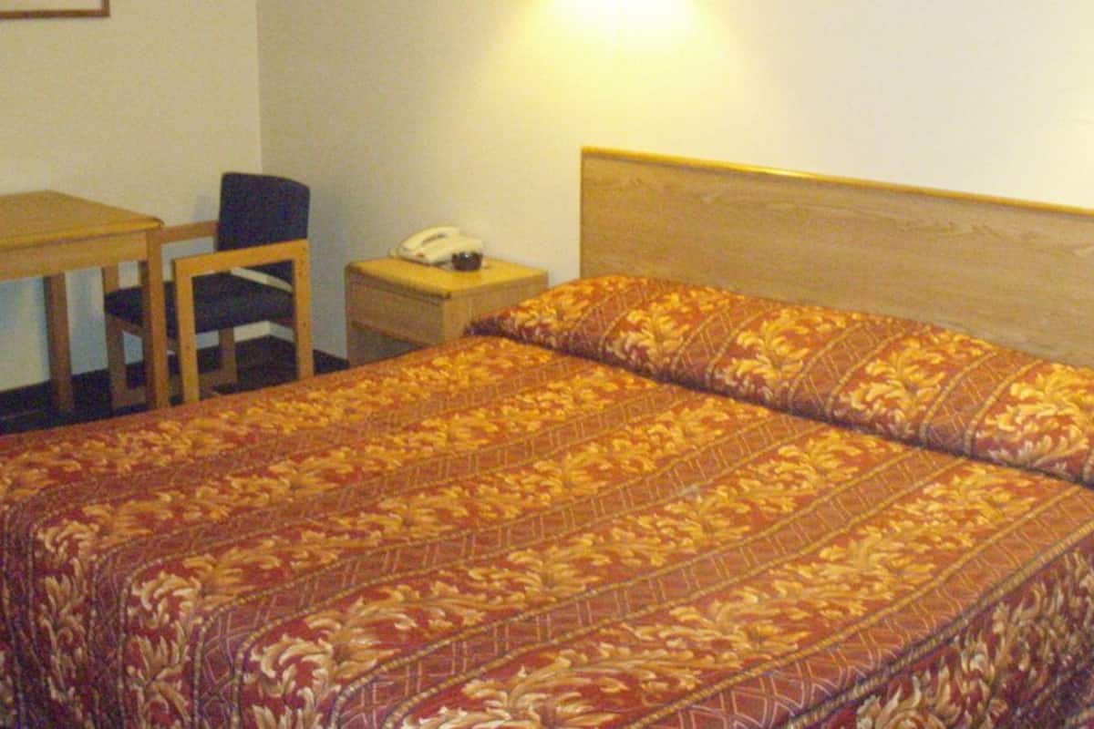 Escritorio, wifi gratis y ropa de cama