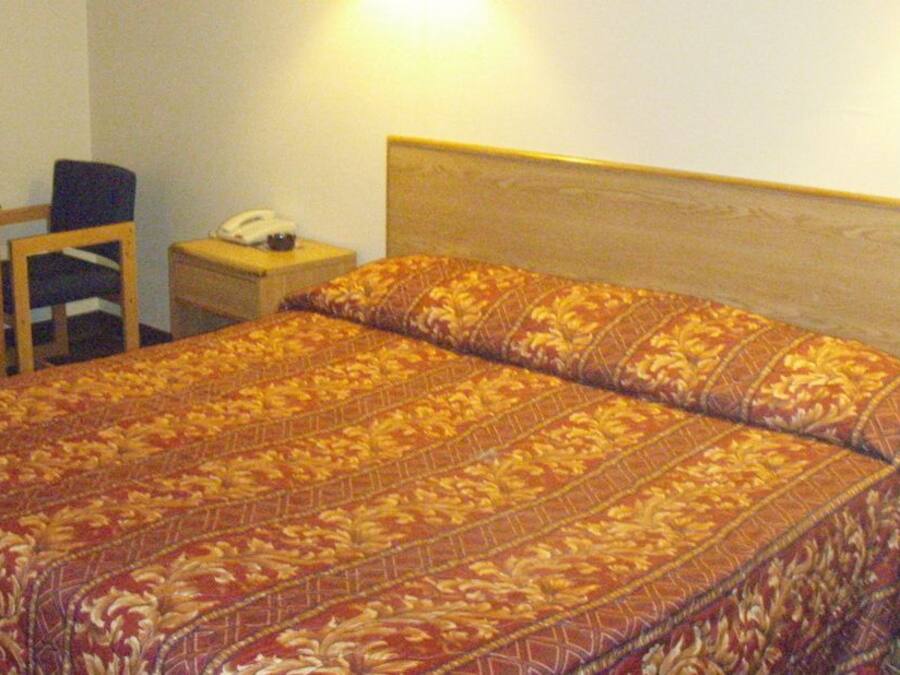 Standard Room, 1 King Bed, Smoking | Desk, free WiFi, bed sheets