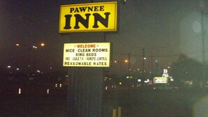 A sign for Pawnee Inn advertising clean rooms, king beds, cable TV, remote control, and reasonable rates. - Pawnee Inn (Wichita)