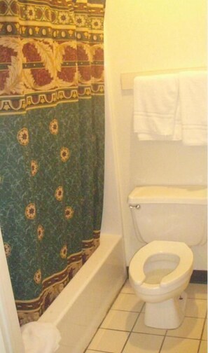 Combined shower/tub, deep soaking tub, free toiletries, towels