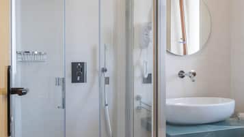 Single Room | Bathroom | Shower, free toiletries, hair dryer, towels