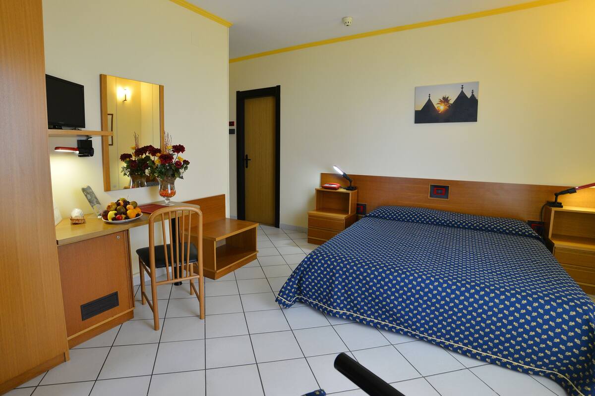 Minibar, coffres-forts dans les chambres, bureau, draps fournis