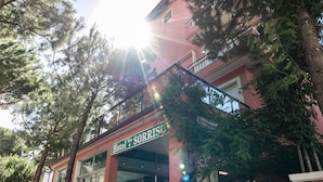 Hotel Sorriso, met een zichtbare ingang en omliggende bomen.
