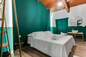 Camera Superior | Una scrivania, Wi-Fi gratuito, lenzuola