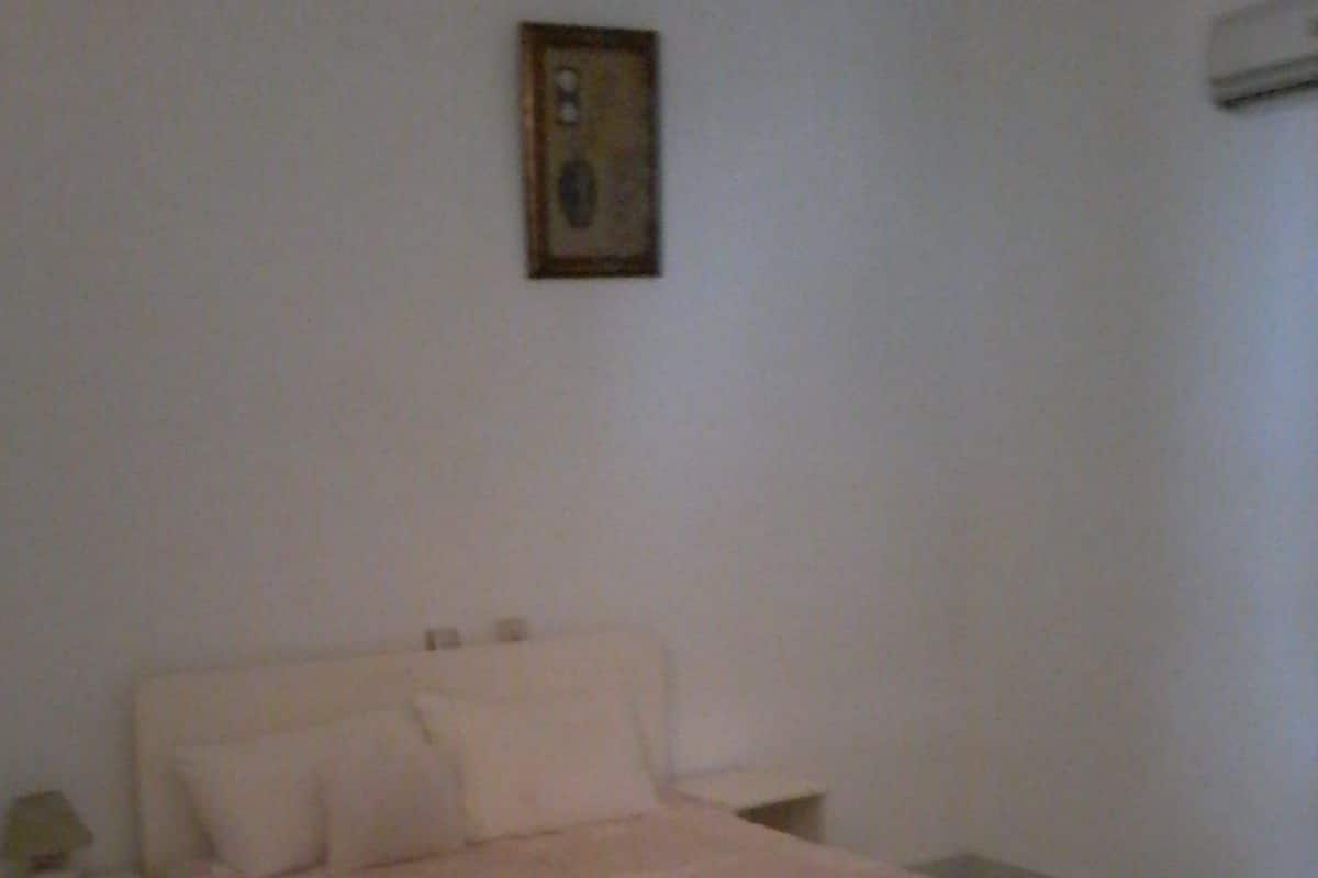 Suite, 1 letto queen, non fumatori | Biancheria da letto di alta qualità, postazione laptop, tende oscuranti