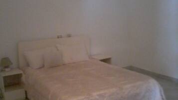 Suite, 1 Queen Bed, Non Smoking | Premium bedding, laptop workspace, blackout curtains, rollaway beds