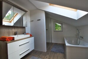 Appartement, 2 slaapkamers (Waldblick) | Badkamer | Een haardroger, handdoeken