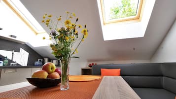 Apartment, 2 Schlafzimmer (Sonnenblick) | Essbereich im Zimmer