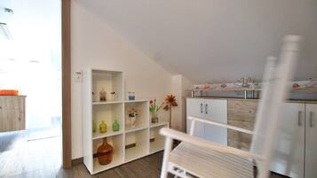 Apartment, 2 Schlafzimmer (Waldblick) | Wohnbereich | Flachbildfernseher