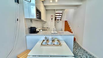 Apartamento, 1 quarto (5) | Cozinha privada | Geladeira, micro-ondas, cooktop, máquina de café expresso