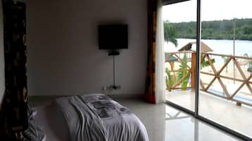 Premium bedding, iron/ironing board, free cots/infant beds