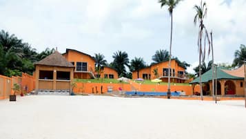 On the beach, white sand, sun-loungers, rowing