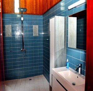 Bungalow económico, vista a la playa, frente al mar | Baño | Regadera, amenidades de baño gratuitas, secadora de cabello, toallas 