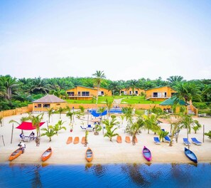 海灘、白沙、躺椅、划艇/獨木舟