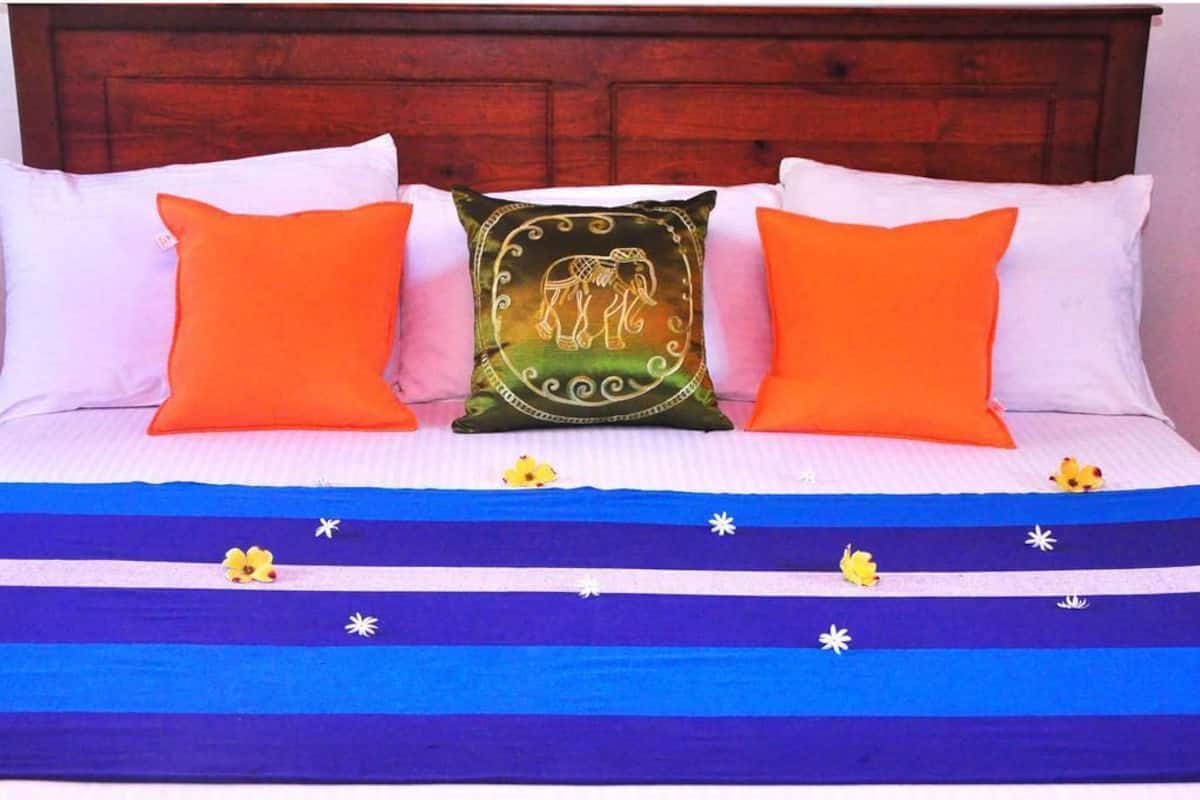 1 bedroom, premium bedding, desk, soundproofing