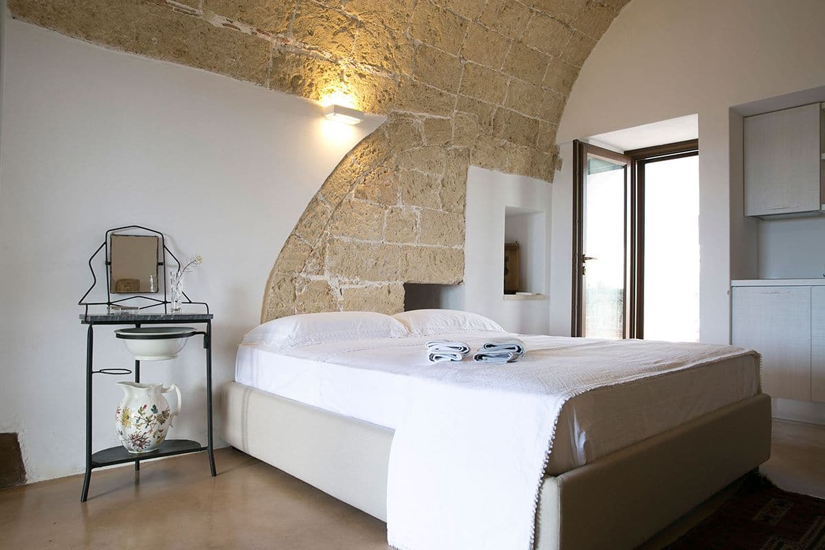 Camera quadrupla, patio, vista giardino | Biancheria da letto di alta qualità, minibar, una cassaforte in camera