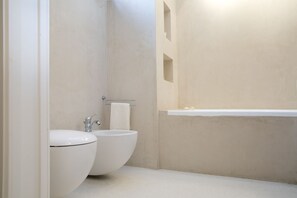 Double Room, Balcony, Garden View | Bathroom | Shower, deep-soaking bathtub, free toiletries, hair dryer - Tenuta Yala (Parabita)