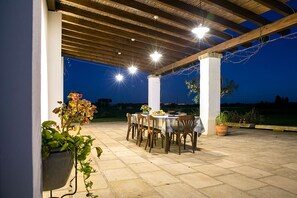 บริการอาหารเย็น, อาหารท้องถิ่น