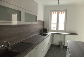 Deluxe appartement, 2 slaapkamers | Privékeuken | Een koelkast, een magnetron, een oven, een kookplaat