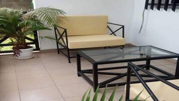 Căn hộ tiện nghi đơn giản | Ban công