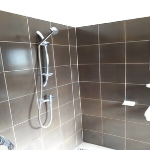 Comfort studio | Badkamer | Een douche, gratis toiletartikelen, handdoeken