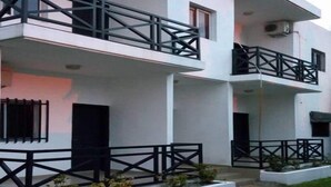 Front of property - La Maison Blanche (Abidjan)