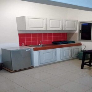 舒適開放式客房 | 私人廚房 | 大型冰箱、微波爐、烤箱、爐台