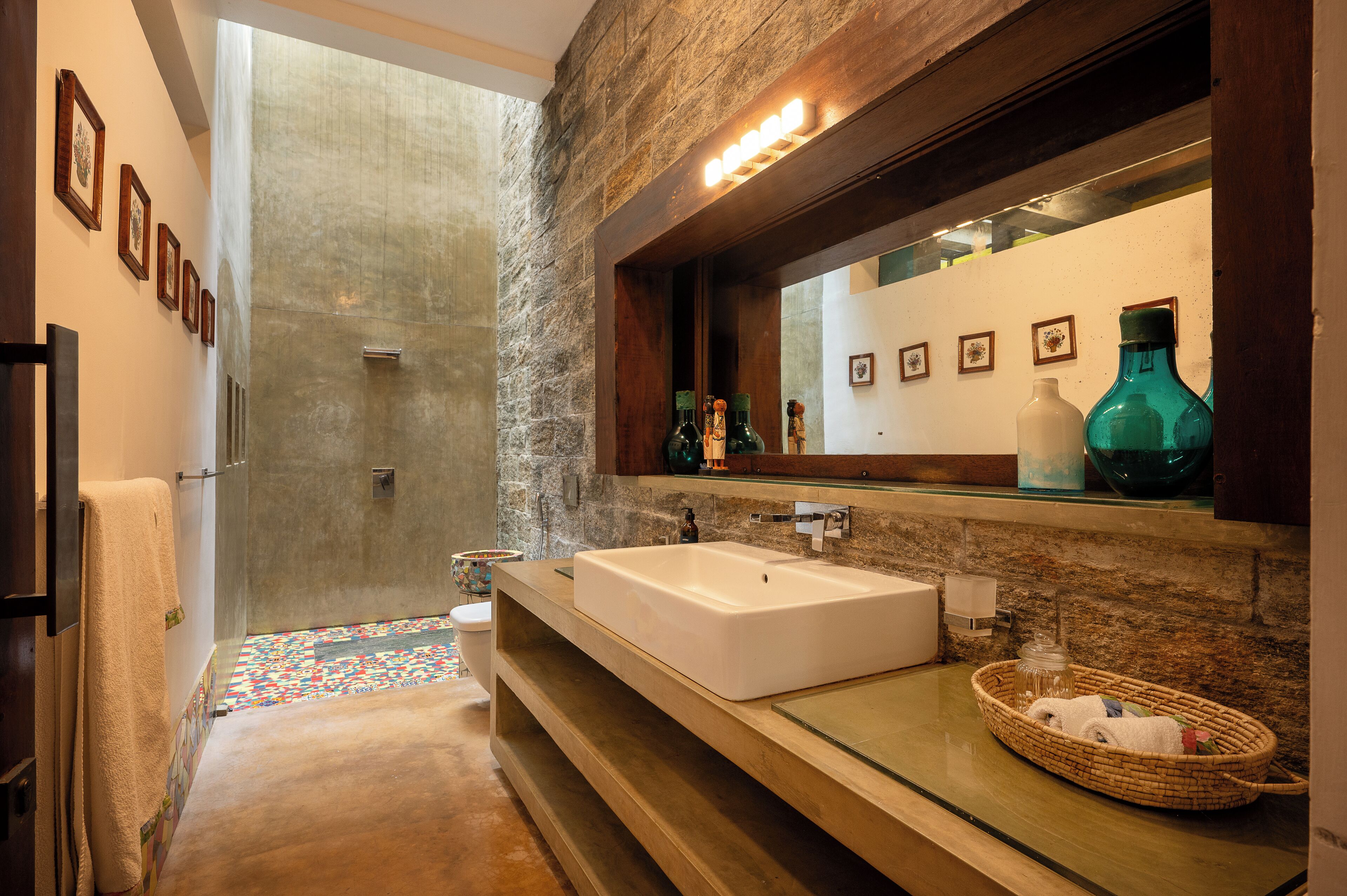 superior suite, 1 king bed, garden view, courtyard area | bathroom | designer toiletries, hair dryer, bathrobes, towels