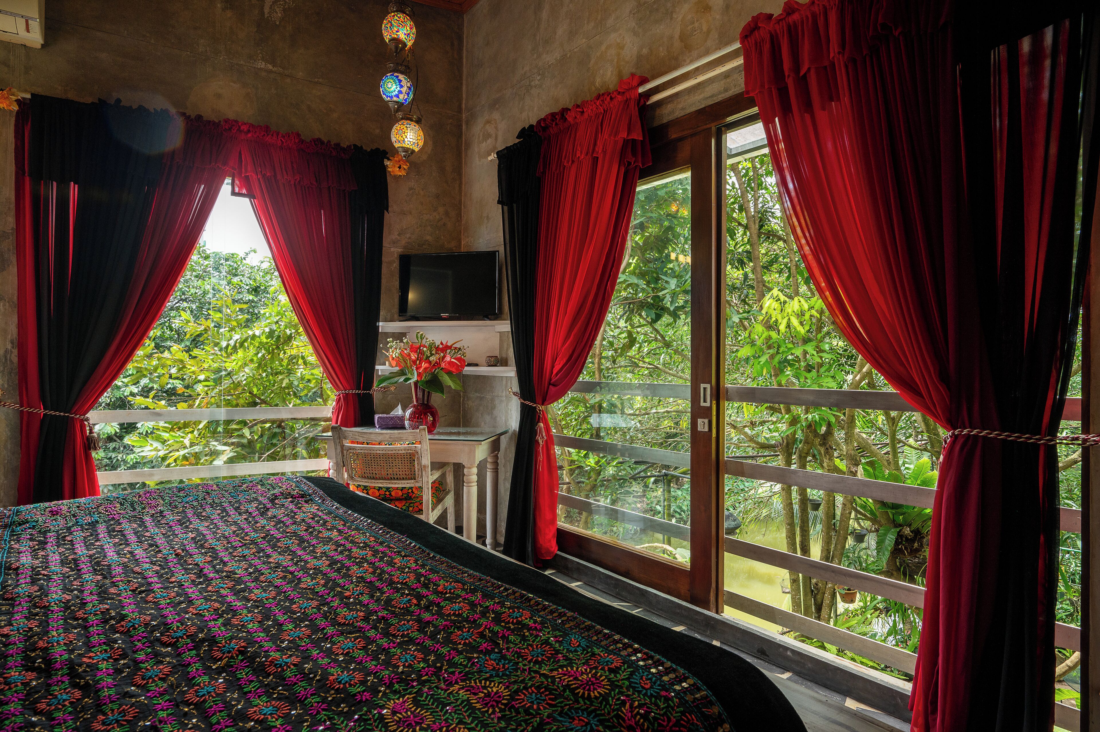 signature room, jetted tub, lake view | premium bedding, pillow-top beds, minibar, in-room safe