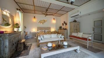 Luxe tweepersoonskamer, 1 kingsize bed, bad, uitzicht op tuin | Luxe beddengoed, pillowtop-bedden, een minibar, een kluis op de kamer