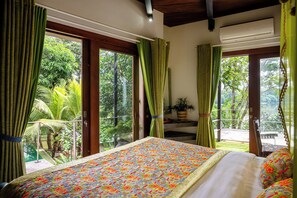 Premium bedding, pillow-top beds, minibar, in-room safe - Aathma Colombo House (Sri Jayawardenepura Kotte)