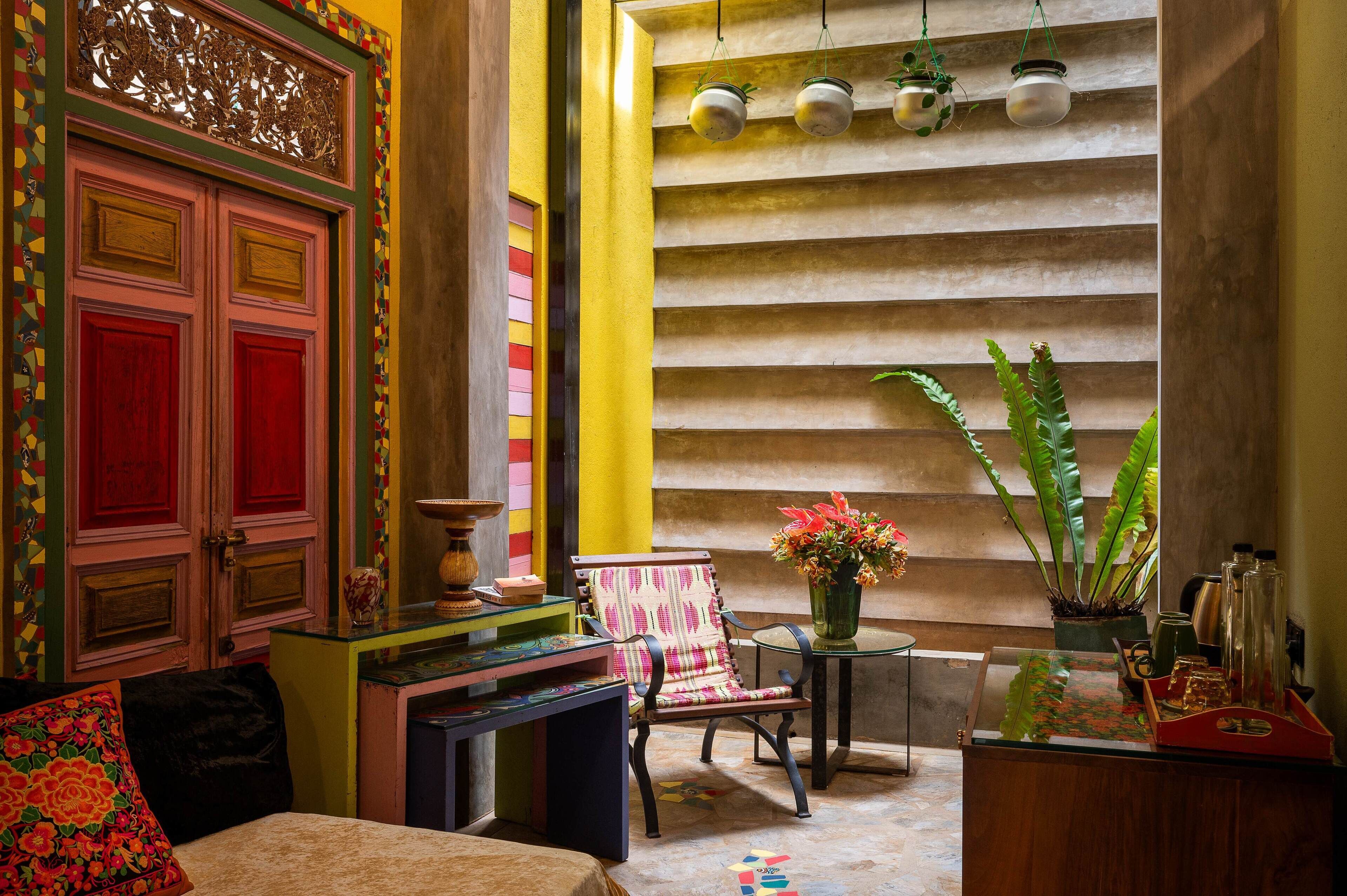 superior suite, 1 king bed, garden view, courtyard area | living area | 42-inch flat-screen tv with digital channels, lcd tv