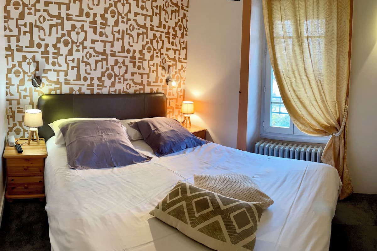 classic double room | individually decorated, individually furnished, desk, blackout curtains