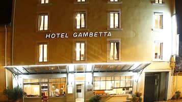 Ein Hotel namens HOTEL GAMBETTA mit mehreren Fenstern und einem überdachten Eingang.