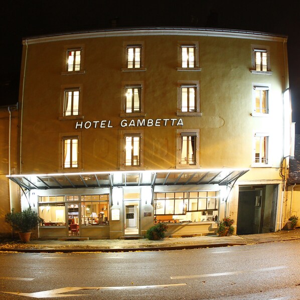 A hotel named HOTEL GAMBETTA with multiple windows and a covered entrance. - Hôtel Gambetta (Lons-le-Saunier)