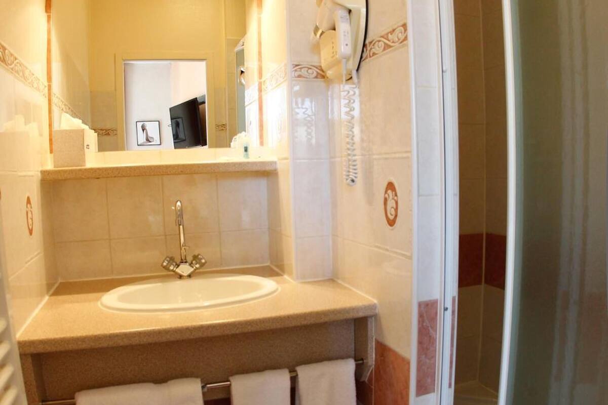 shower, free toiletries, hair dryer, towels