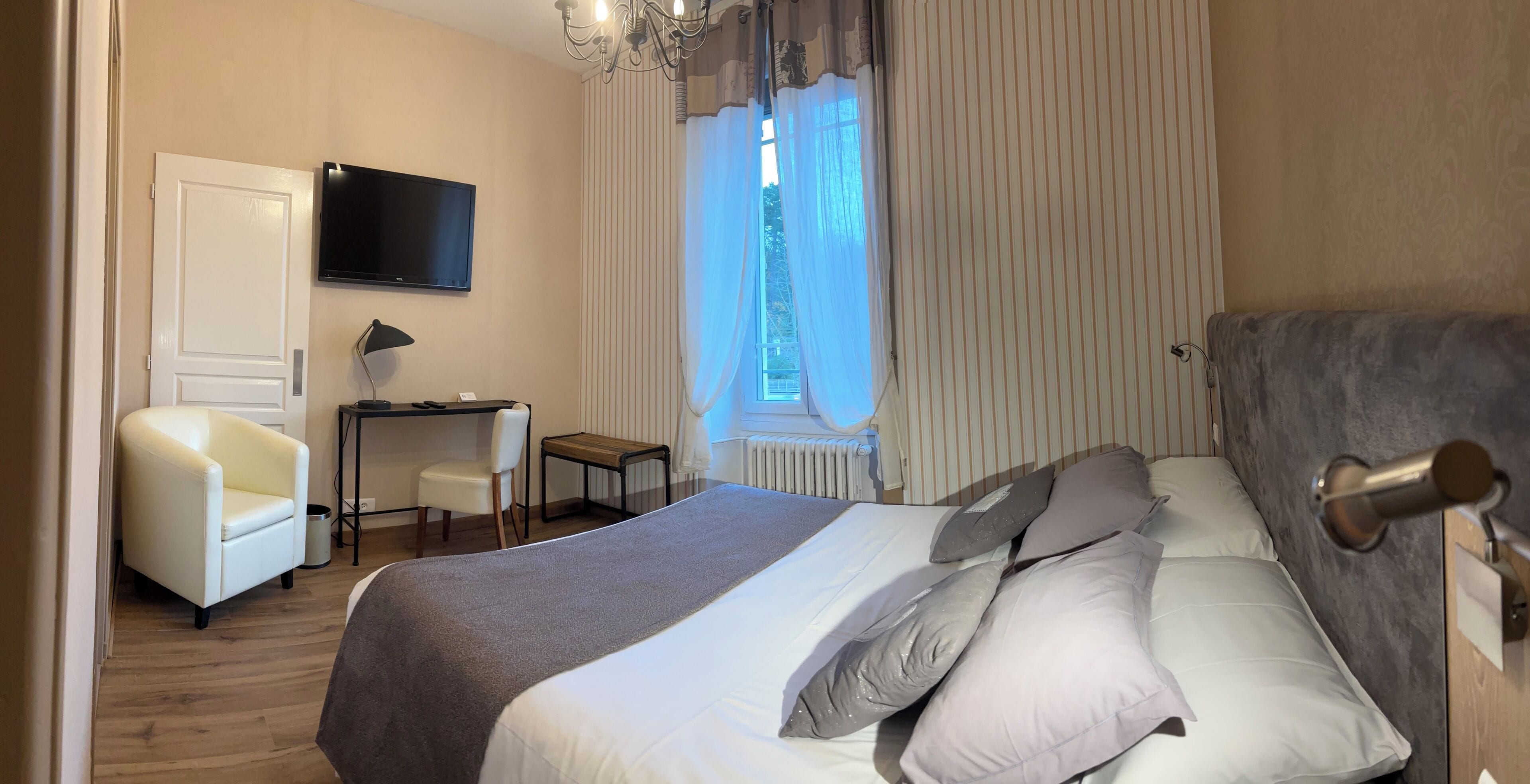 Habitación doble Confort | Decoración personalizada, muebles diferentes y escritorio 