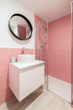 Superior Studio, 1 Queen Bed with Sofa bed | Bathroom | Shower, free toiletries, hair dryer, towels