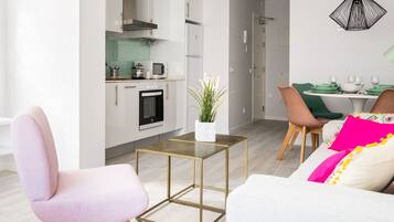 Estudio superior, 1 cama de matrimonio con sofá cama | Sala de estar | Una televisión de pantalla plana