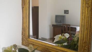 Triple Room | In-room safe, desk, rollaway beds, free WiFi