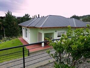 Family Chalet, 2 Bedrooms | Premium bedding, in-room safe, individually decorated - Esquel Apart (Esquel)